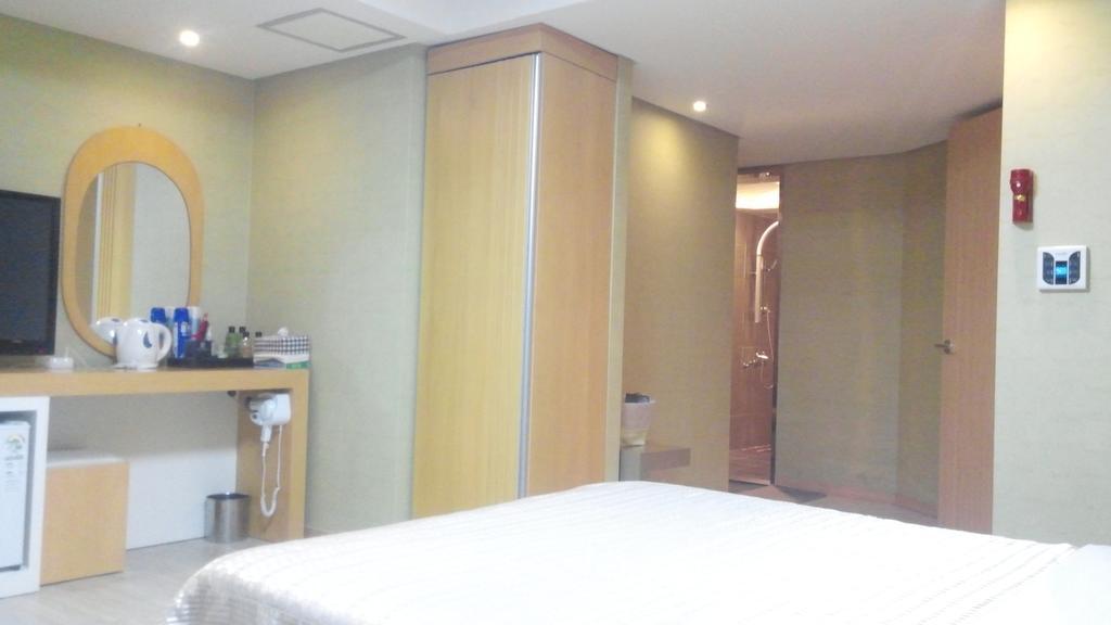 Geoje Win Hotel Room photo